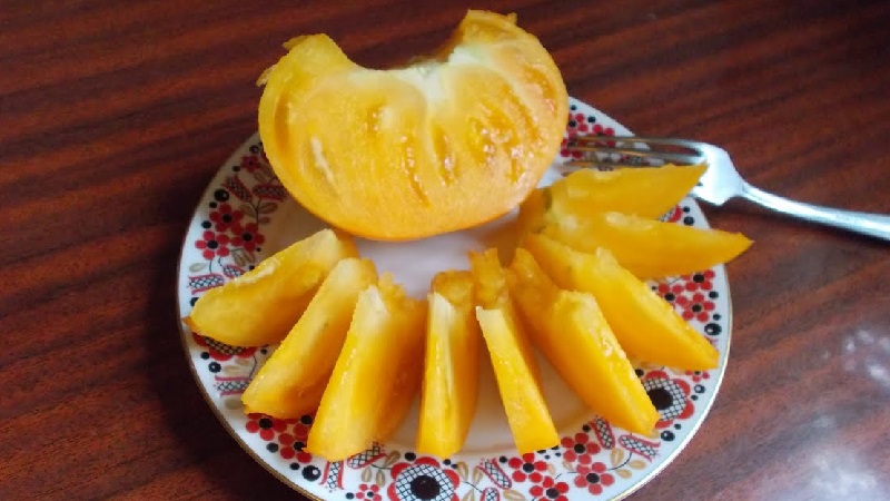 Variété Lemon Giant - une tomate au goût extraordinaire, à la couleur vive et aux fruits juteux incroyablement gros