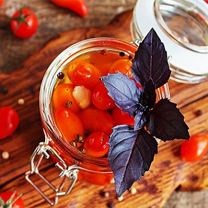 Les recettes les plus délicieuses pour mariner les tomates cerises pour l'hiver dans des bocaux: instructions et secrets de ménagères expérimentées