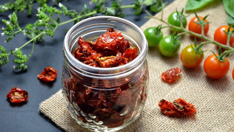 Nous apprendrons à conserver les tomates à la maison et à déguster des fruits frais jusqu'à l'hiver