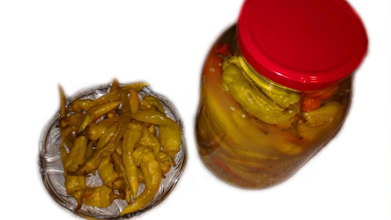 Comment faire cuire des piments forts marinés pour l'hiver sans stérilisation: les recettes les plus simples et les plus délicieuses