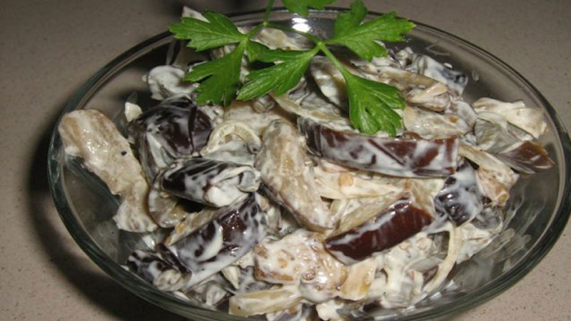 Comment congeler des aubergines fraîches pour l'hiver à la maison et quoi en cuisiner