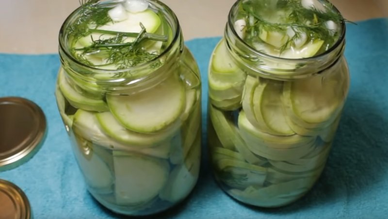 Comment faire cuire des courgettes marinées pour l'hiver sans stérilisation: les meilleures recettes et des conseils utiles