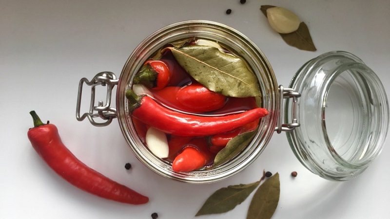 Comment faire cuire des piments forts marinés pour l'hiver sans stérilisation: les recettes les plus simples et les plus délicieuses