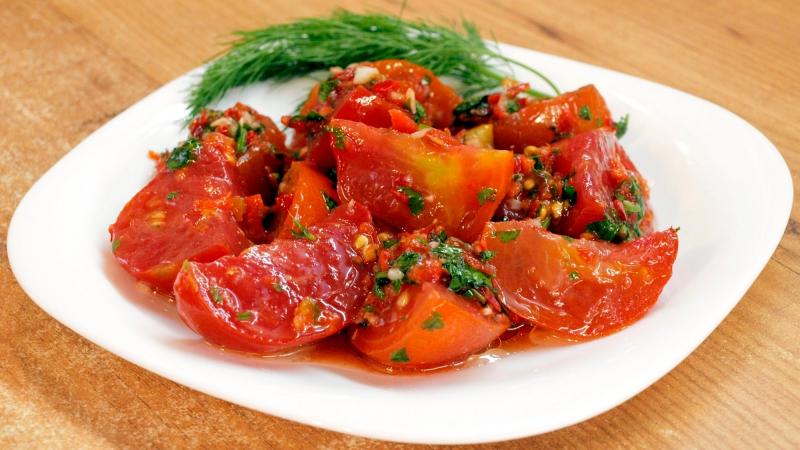 Comment rendre les tomates marinées savoureuses et simples: utilisez les meilleures recettes de femmes au foyer expérimentées