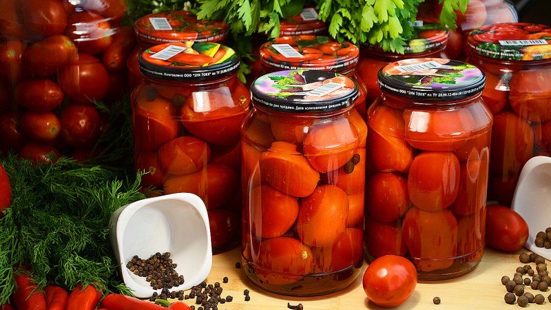 Comment rendre les tomates marinées savoureuses et simples: utilisez les meilleures recettes de femmes au foyer expérimentées