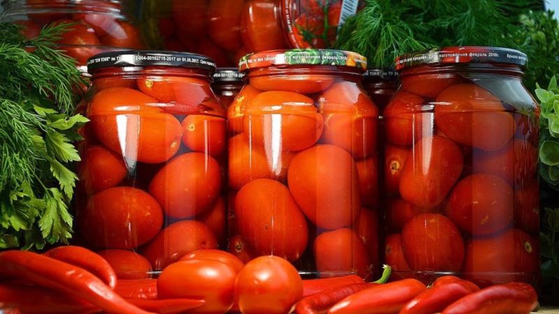Comment rendre les tomates marinées savoureuses et simples: utilisez les meilleures recettes de femmes au foyer expérimentées