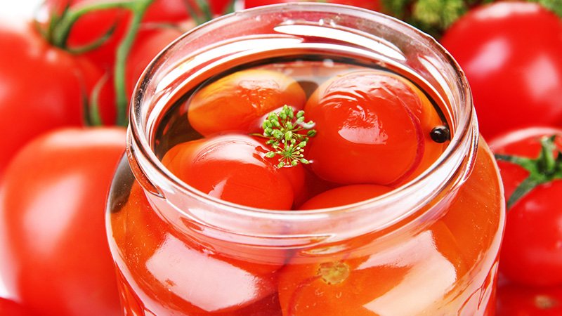 Comment rendre les tomates marinées savoureuses et simples: utilisez les meilleures recettes de femmes au foyer expérimentées