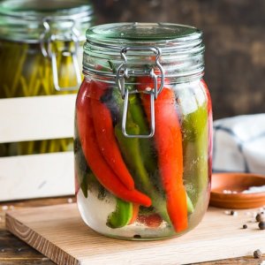 Faire cuire un en-cas chaud à la maison: comment saler le piment pour l'hiver selon les meilleures recettes du monde entier