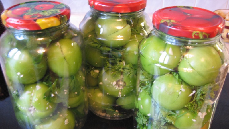 Comment cuisiner délicieusement des tomates vertes salées pour l'hiver: une sélection des meilleures recettes