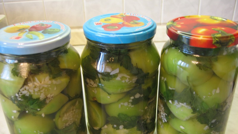 Comment cuisiner délicieusement des tomates vertes salées pour l'hiver: une sélection des meilleures recettes