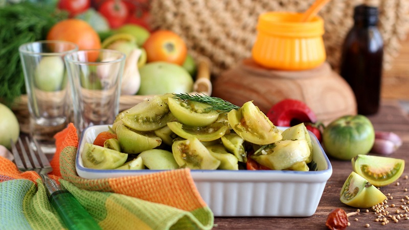 Comment cuisiner délicieusement des tomates vertes salées pour l'hiver: une sélection des meilleures recettes