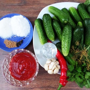 Comment préparer des concombres marinés avec du ketchup au chili pour l'hiver: recettes et conseils