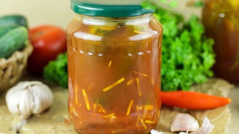 Comment préparer des concombres marinés avec du ketchup au chili pour l'hiver: recettes et conseils