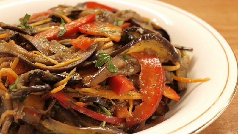 Comment congeler des aubergines fraîches pour l'hiver à la maison et quoi en cuisiner