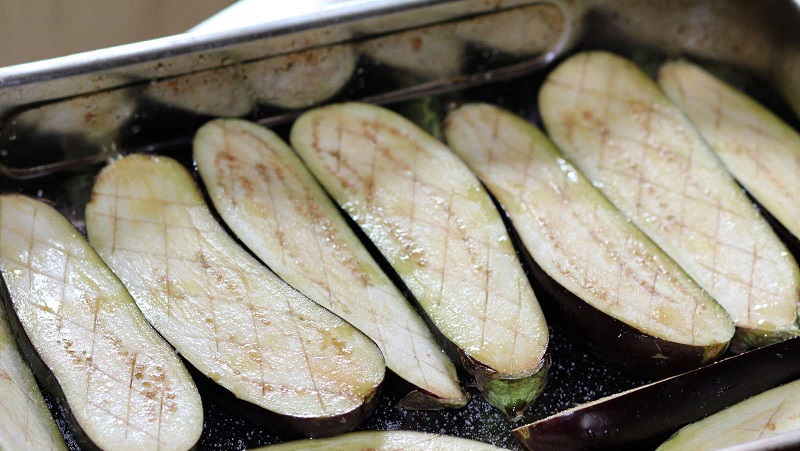 Comment congeler des aubergines fraîches pour l'hiver à la maison et quoi en cuisiner