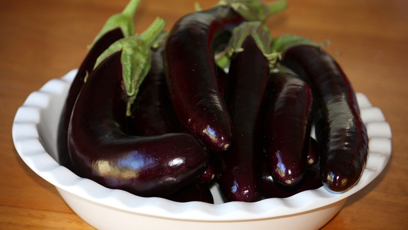 Comment congeler des aubergines fraîches pour l'hiver à la maison et quoi en cuisiner