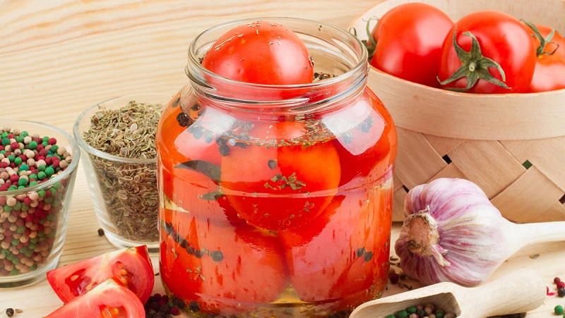 Tomates en conserve pour l'hiver: une sélection des meilleures recettes et des conseils utiles pour la préparation correcte des twists