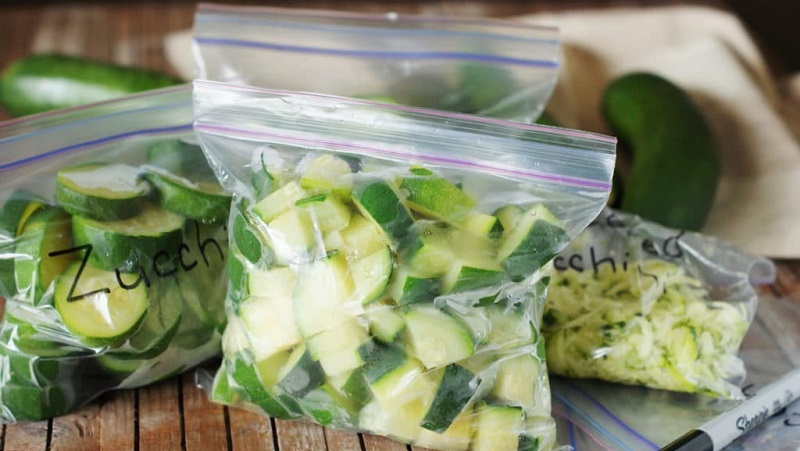 Est-il possible de congeler des courgettes pour l'hiver et comment le faire correctement: instructions pour la récolte et conseils de ménagères expérimentées