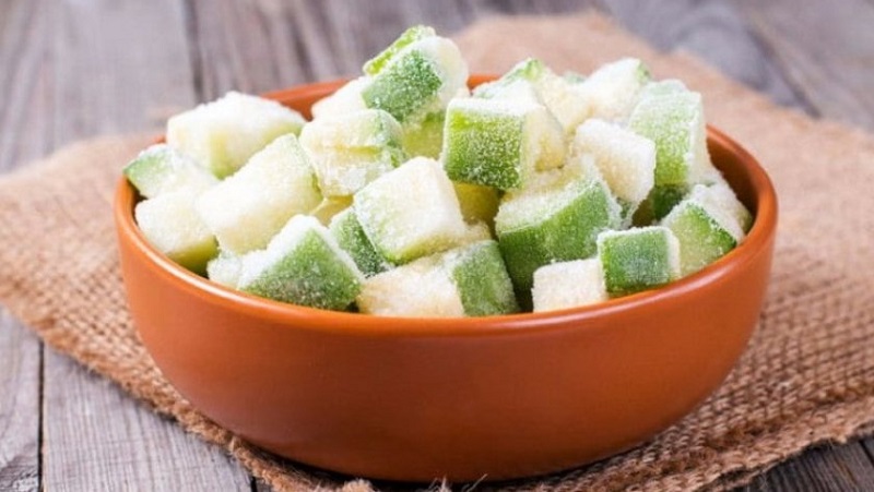 Est-il possible de congeler des courgettes pour l'hiver et comment le faire correctement: instructions pour la récolte et conseils de ménagères expérimentées