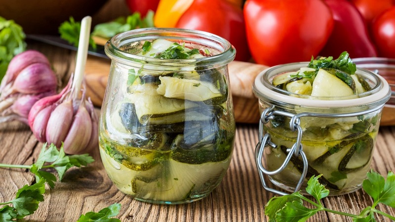 Une sélection des meilleures recettes de courgettes en conserve: cuisinez délicieusement et surprenez les invités