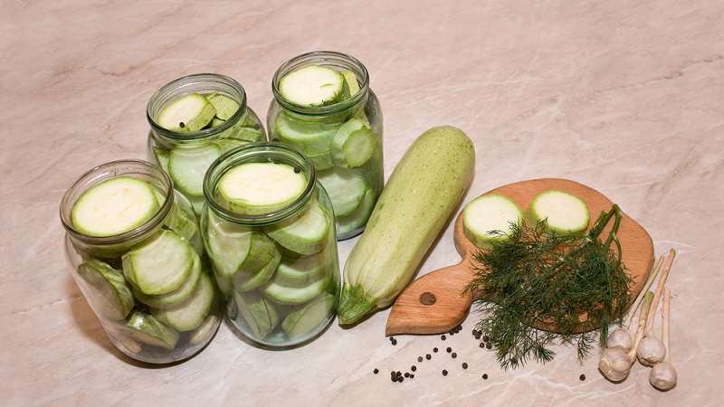 Une sélection des meilleures recettes de courgettes en conserve: cuisinez délicieusement et surprenez les invités
