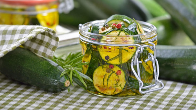 Une sélection des meilleures recettes de courgettes en conserve: cuisinez délicieusement et surprenez les invités