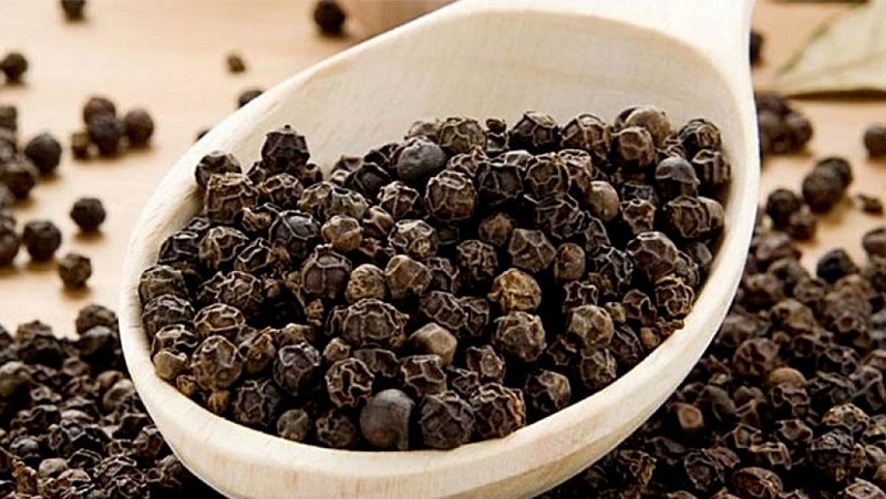 Les avantages et les inconvénients du poivre noir, ainsi que les moyens de l'utiliser en cuisine, en cosmétologie et en médecine traditionnelle