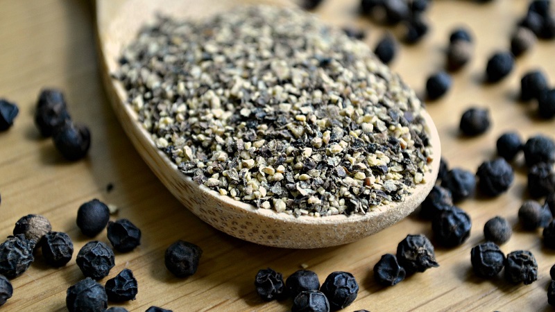 Les avantages et les inconvénients du poivre noir, ainsi que les moyens de l'utiliser en cuisine, en cosmétologie et en médecine traditionnelle
