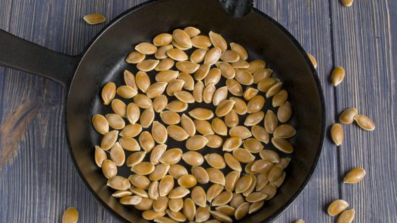 Les avantages et les inconvénients des graines de citrouille pour les femmes: effet thérapeutique et règles d'utilisation des graines de citrouille