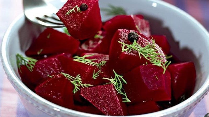 Les avantages et les inconvénients des betteraves bouillies: qu'est-ce qu'un bon légume bouilli et comment l'utiliser correctement