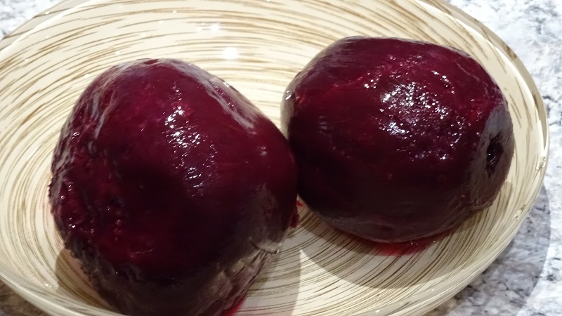 Les avantages et les inconvénients des betteraves bouillies: qu'est-ce qu'un bon légume bouilli et comment l'utiliser correctement