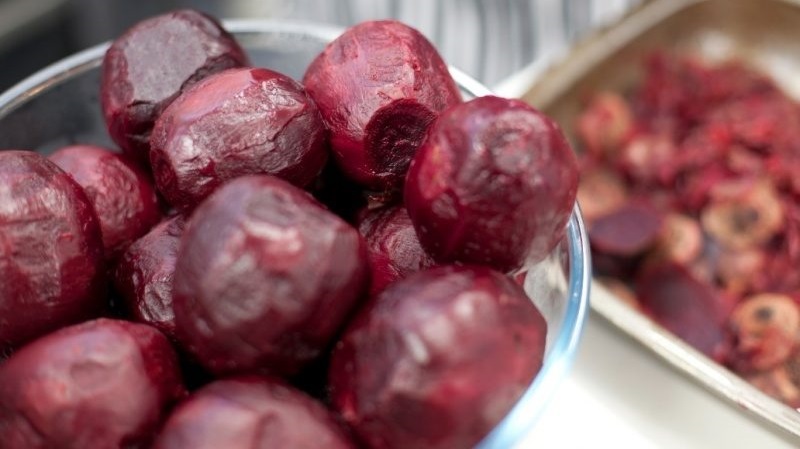 Les avantages et les inconvénients des betteraves bouillies: qu'est-ce qu'un bon légume bouilli et comment l'utiliser correctement