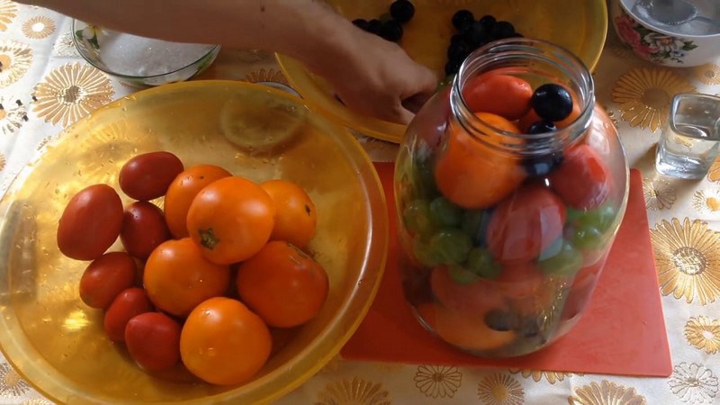 Les recettes les plus délicieuses de tomates marinées pour l'hiver dans des bocaux: comment cuisiner et rouler correctement les blancs