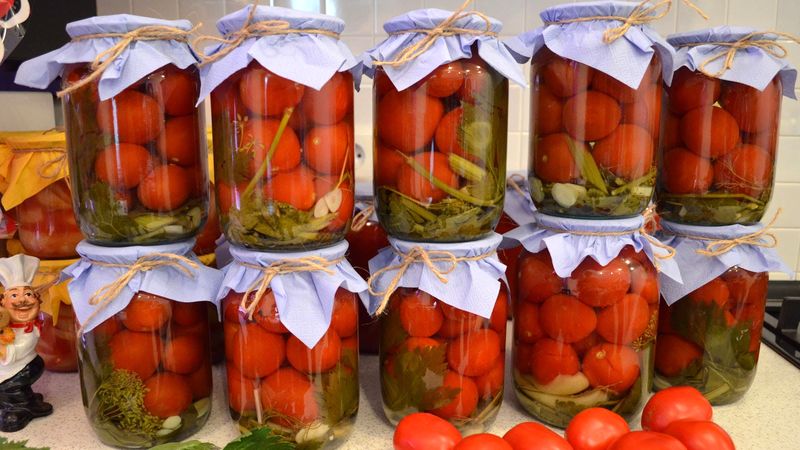 Les recettes les plus délicieuses de tomates marinées pour l'hiver dans des bocaux: comment cuisiner et rouler correctement les blancs