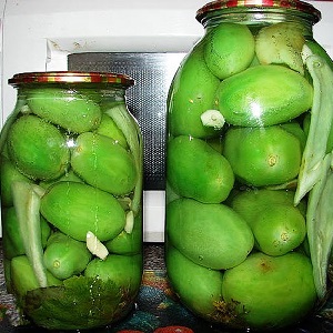 Comment faire cuire des tomates marinées dans des bocaux Comment utiliser des barils froids: recettes et astuces