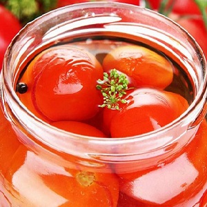 Comment faire cuire des tomates marinées dans des bocaux Comment utiliser des barils froids: recettes et astuces