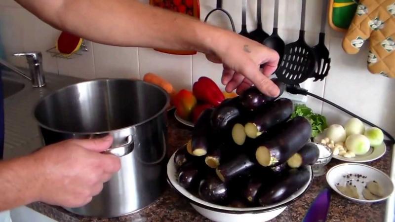 Comment faire cuire l'aubergine marinée: les meilleures recettes pour les préparations d'hiver