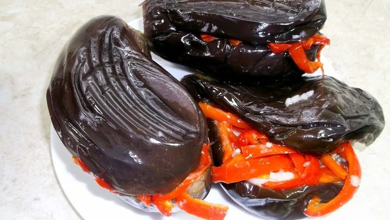Comment faire cuire l'aubergine marinée: les meilleures recettes pour les préparations d'hiver
