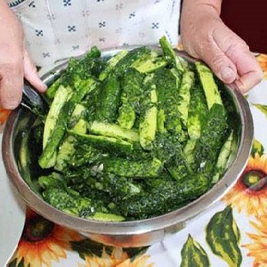 Comment faire cuire des concombres dans votre propre jus pour l'hiver sans stérilisation: recettes et conseils de ménagères expérimentées