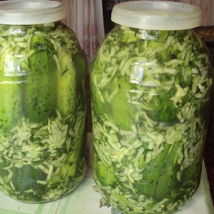 Comment faire cuire des concombres dans votre propre jus pour l'hiver sans stérilisation: recettes et conseils de ménagères expérimentées