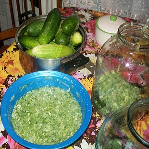 Comment faire cuire des concombres dans votre propre jus pour l'hiver sans stérilisation: recettes et conseils de ménagères expérimentées