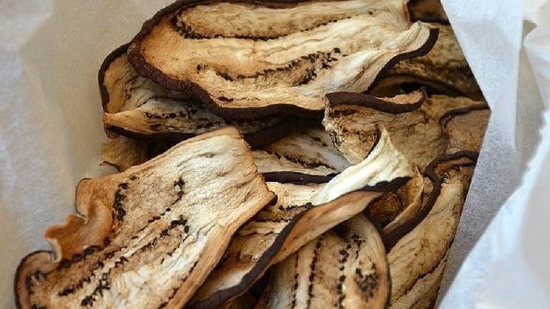 Comment faire cuire des aubergines séchées à la maison est savoureux et simple