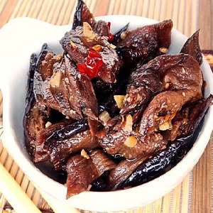 Comment faire cuire des aubergines séchées à la maison est savoureux et simple