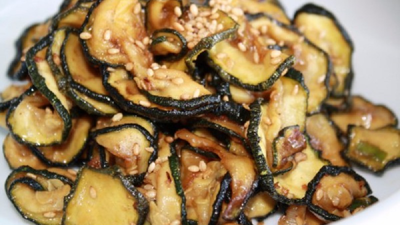 Comment faire cuire des aubergines séchées à la maison est savoureux et simple