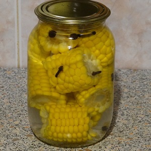 Comment conserver le maïs en épi pour l'hiver à la maison: les meilleures recettes de conservation et méthode de congélation