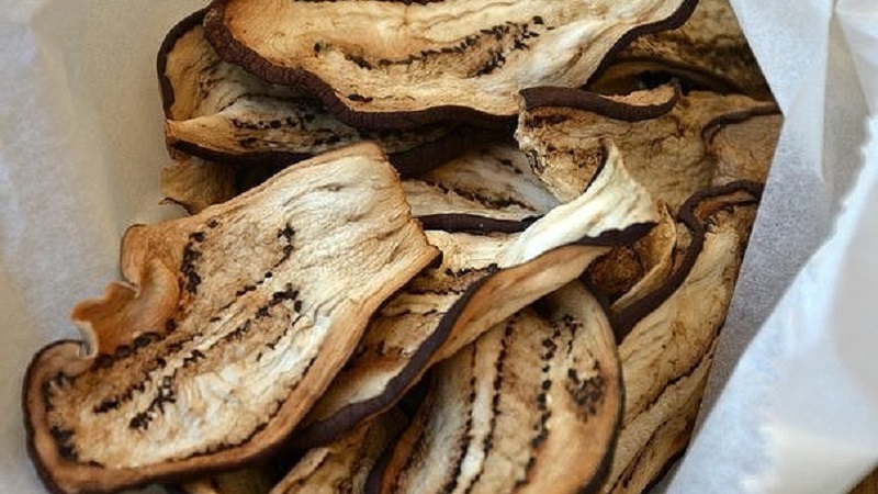 Comment sécher correctement les aubergines pour l'hiver à la maison: 3 meilleures façons
