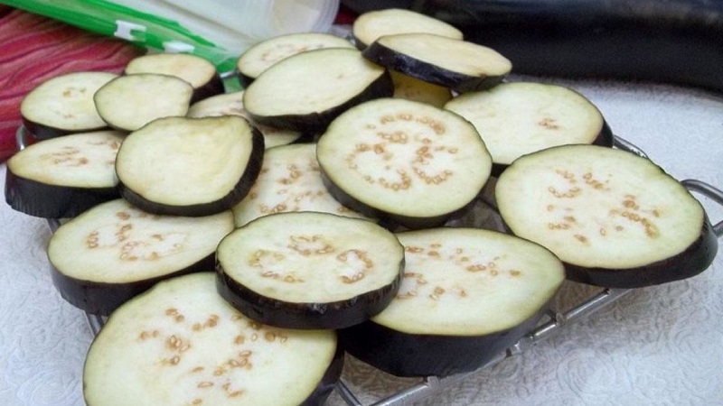 Comment sécher correctement les aubergines pour l'hiver à la maison: 3 meilleures façons