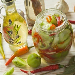 Comment préparer des tomates vertes pour l'hiver: couvrir les tomates vertes selon les meilleures recettes