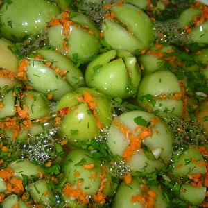 Comment préparer des tomates vertes pour l'hiver: couvrir les tomates vertes selon les meilleures recettes