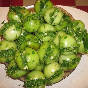 Recettes simples et délicieuses pour les tomates vertes marinées: comment les cuire et les rouler correctement pour l'hiver